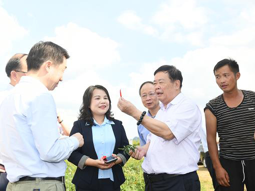曹德旺榮獲中國脫貧攻堅獎，他說：企業(yè)家一定要盡責